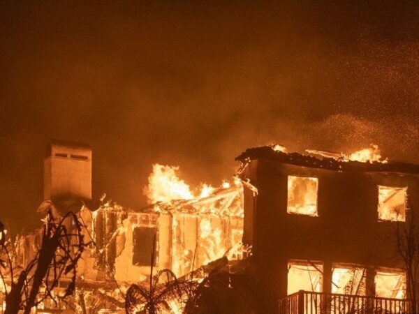 A house that burns due to the Los Angeles Fire at the Palisades Fire Fire point, on the Pacific Coast Highway, State of California, United States, Wednesday (8/1/2025).(GETTY Images NORTH AMERICA/APU GOMES via AFP)