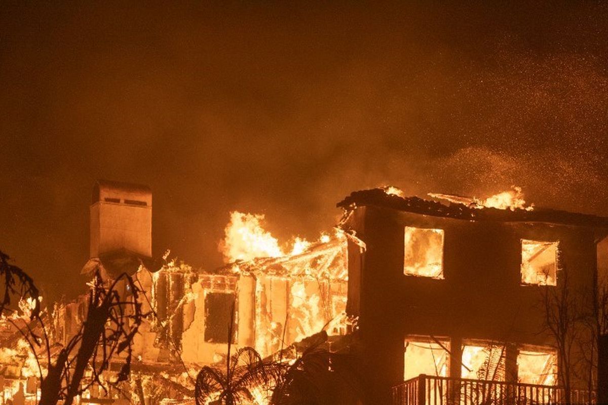 A house that burns due to the Los Angeles Fire at the Palisades Fire Fire point, on the Pacific Coast Highway, State of California, United States, Wednesday (8/1/2025).(GETTY Images NORTH AMERICA/APU GOMES via AFP)